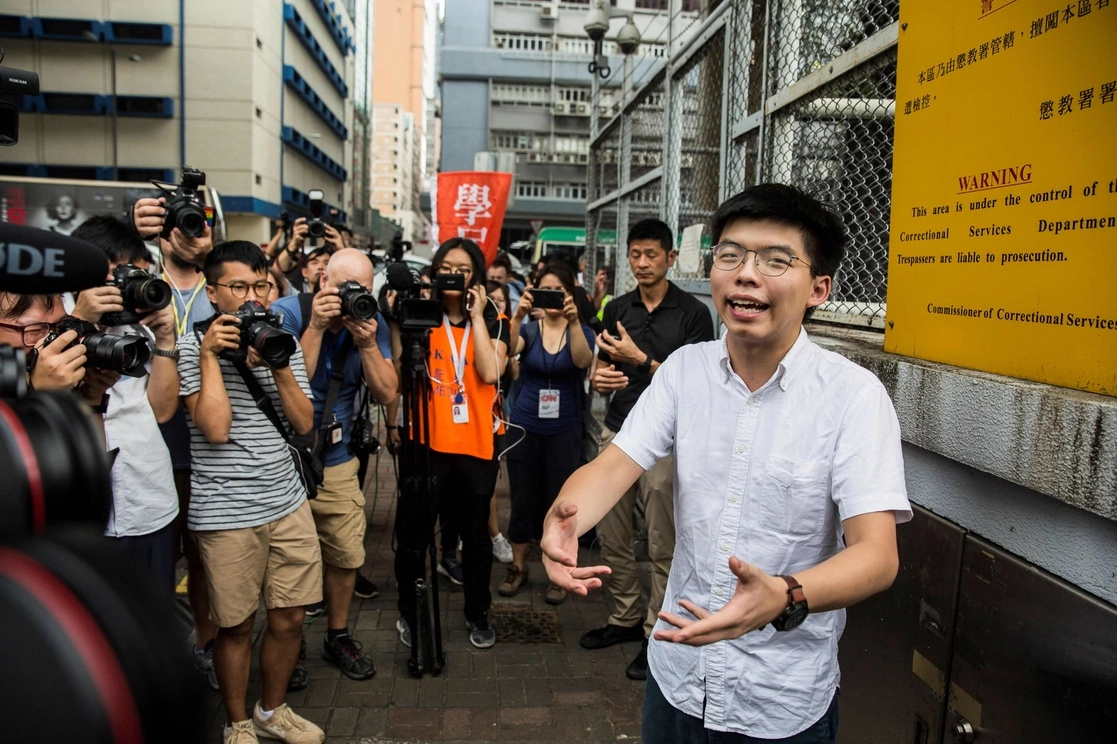 Joshua Wong, activista prodemocracia fue condenado a otros 10 meses de cárcel por haber participado en 2020 en una vigilia para conmemorar la represión en la Plaza de Tiananmen. Foto Afp