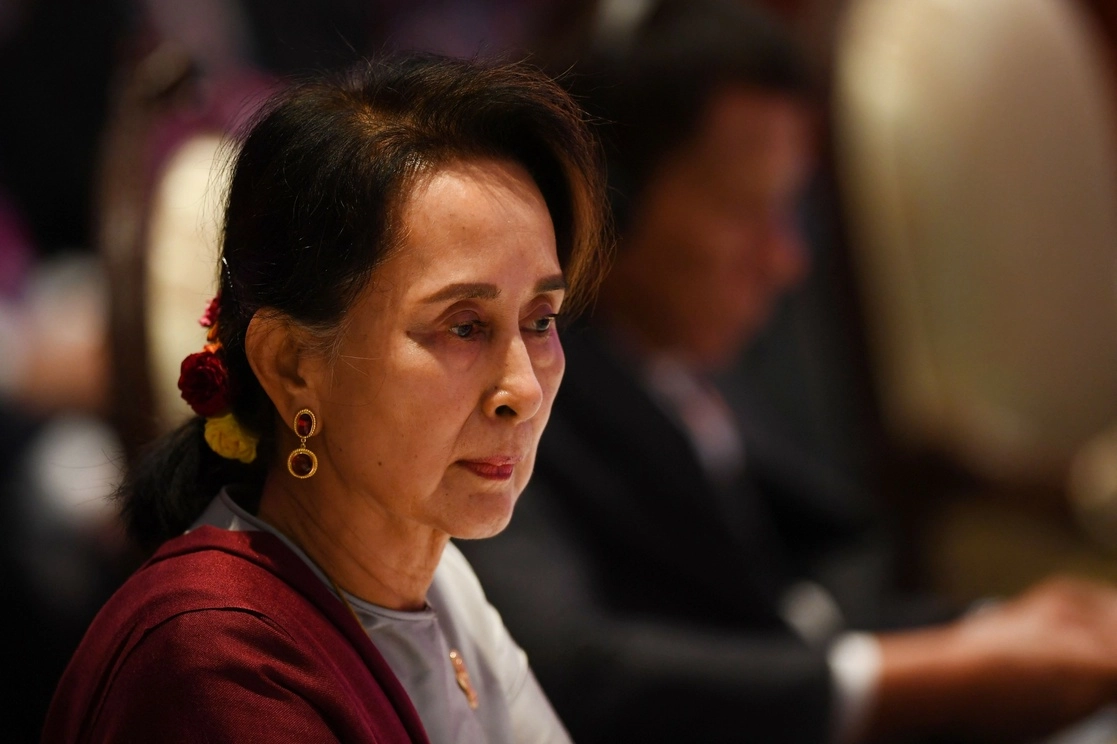 Aung San Suu Kyi, líder civil derrocada de Myanmar recibió una nueva condena por supuestamente vulnerar la ley de secretos oficiales. Foto Afp / Archivo