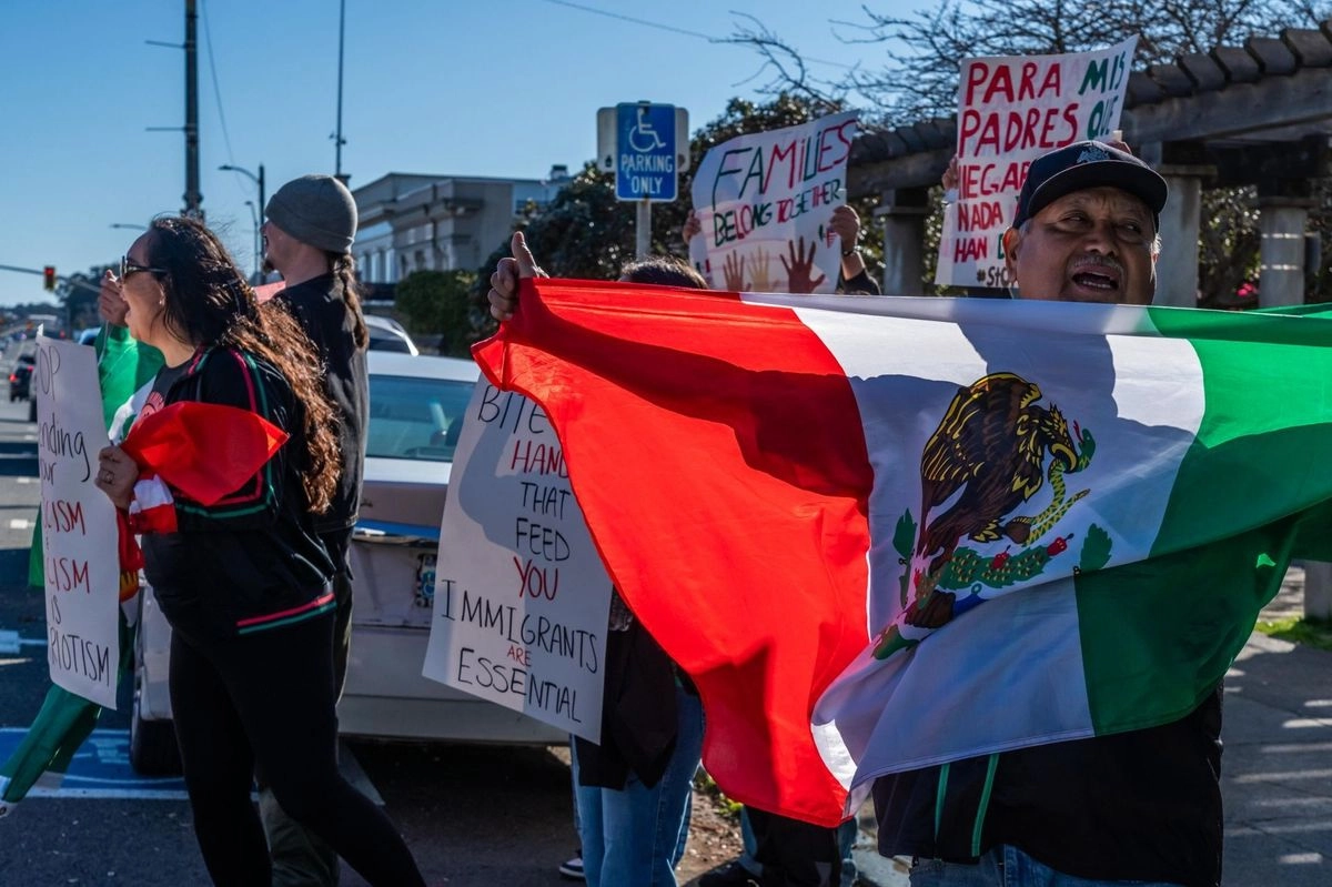 Mexicanos protestan contra las redadas de ICE ordenadas por el presidente de EU, Donald Trump, en Fort Bragg, California, el 20 de febrero de 2025. Foto