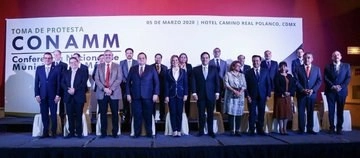 Toma de Protesta de su nueva directiva nacional, con participación de 21 Alcaldes que integran esa dirigencia. Foto tomada de la cuenta de Twitter @CONAMM