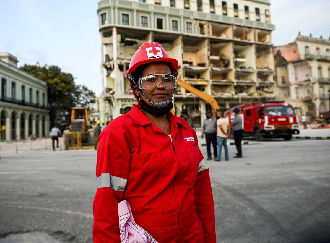 Una miembro de la Cruz Roja frente al Hotel Saratoga, en La Habana, el pasado 9 de mayo. La explosión en el lujoso hotel hace cinco días dejó al menos 43 muertos. Foto Afp 