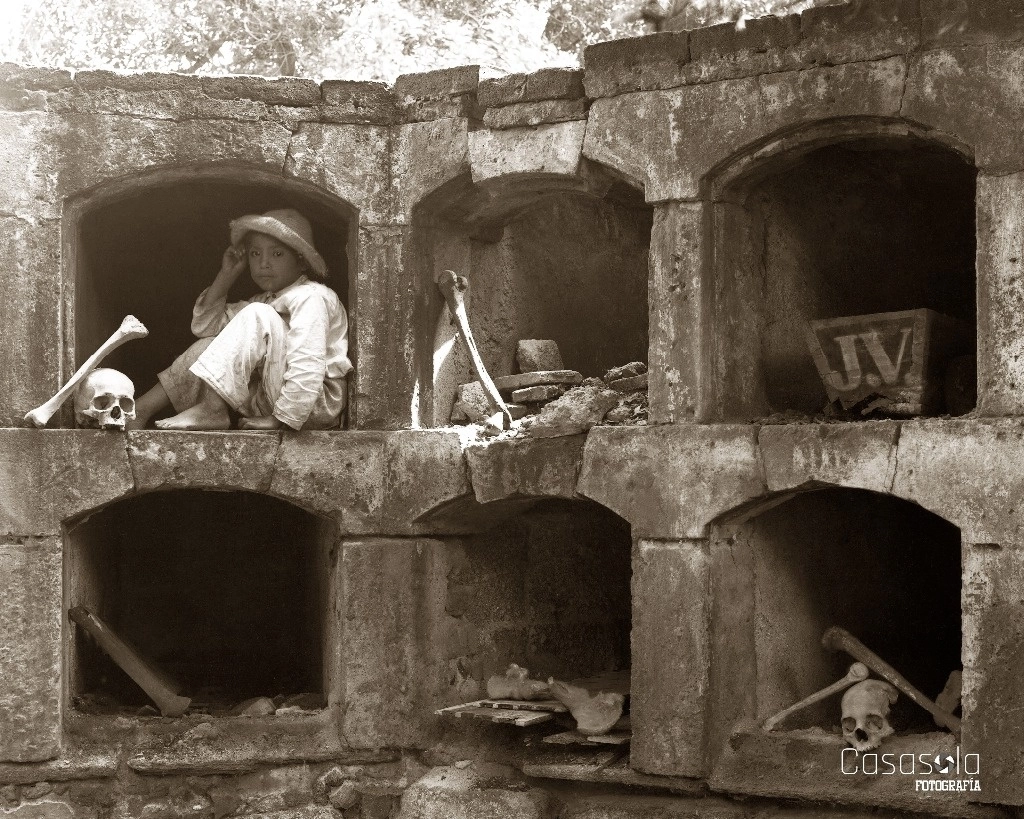 Niño en un panteón abandonado en la Ciudad de México, captada por Hugo Brehme alrededor de 1910. Foto cortesía de Casasola Galería 