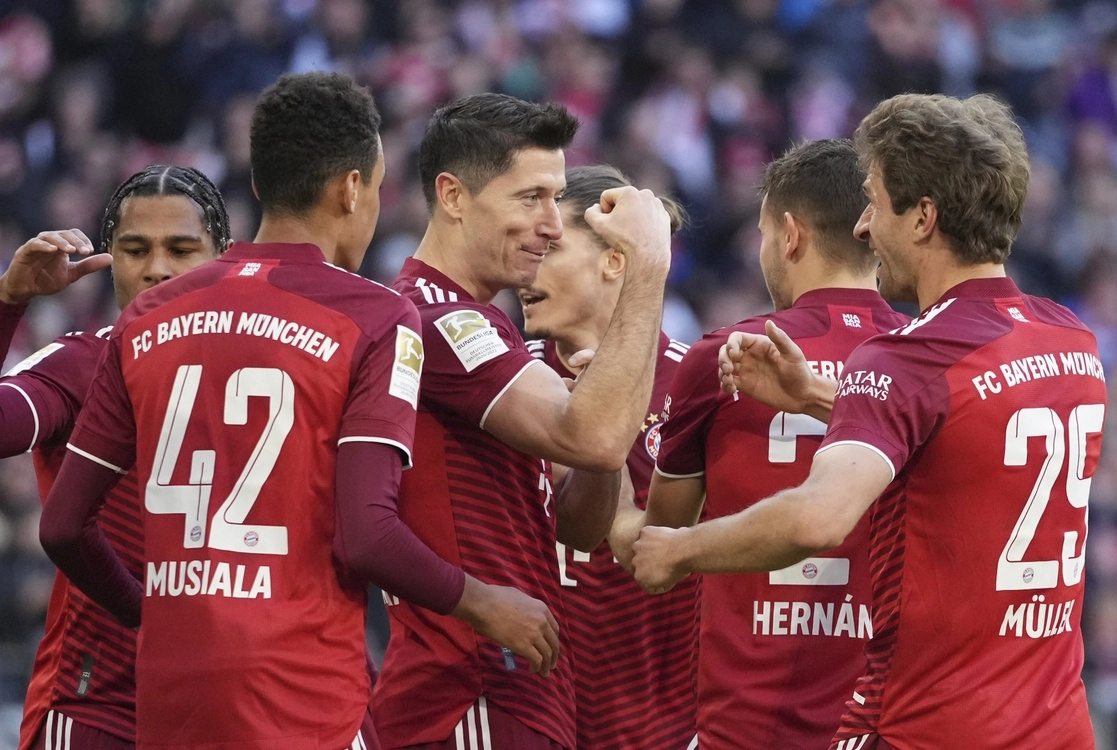 Robert Lewandowski (centro) marcó el segundo gol del Bayern contra Hoffenheim al minuto 30. Foto Ap