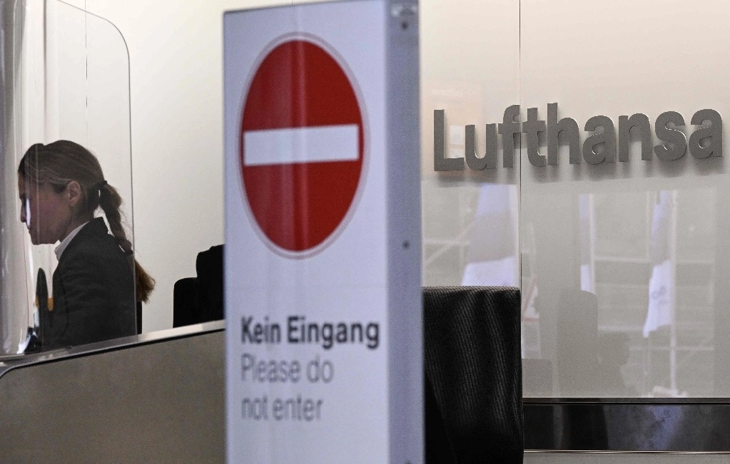 El sindicato alemán Verdi llamó al personal de tierra de Lufthansa a una nueva huelga de miércoles a viernes en las principales terminales aéreas alemanas para pedir aumentos salariales. La imagen, en el Aeropuerto Internacional de Frankfurt, el 20 de febrero de 2024. Foto Afp