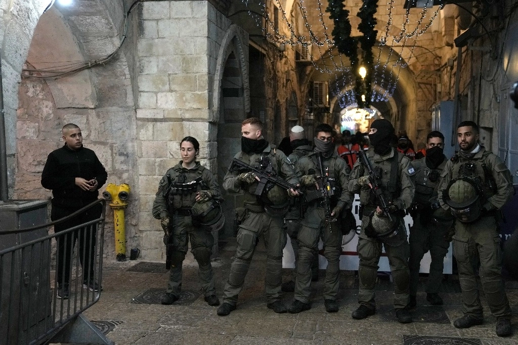 Policía israelí se despliega en Jerusalén luego del ingreso del ejército en la mezquita Al Aqsa, el 5 de abril de 2023. Foto Ap