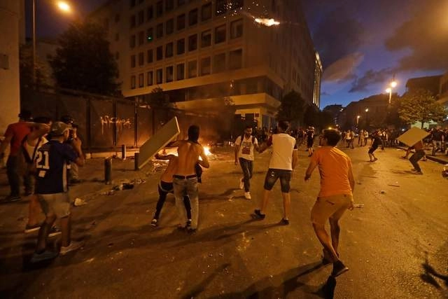 Por segundo día, las protestas en Beirut derivaron en enfrentamientos entre  manifestantes y policías. Foto Afp