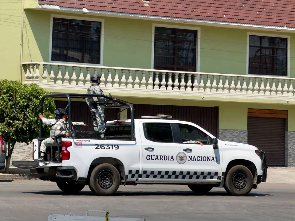 Un convoy del Ejército y la Guardia Nacional patrullan en la calzada de La Viga, en la alcaldía Iztacalco, el 16 de marzo del 2025. Foto 