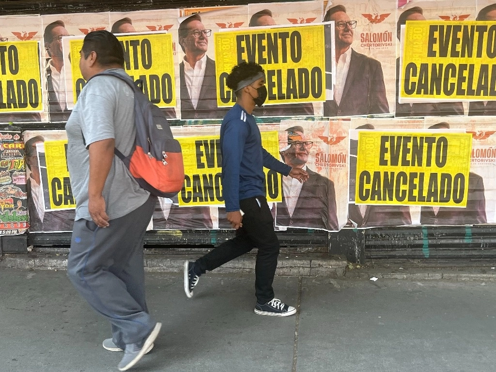 Barda con publicidad política en la CDMX. Foto José Antonio López/ archivo