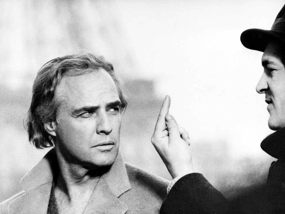 Marlon Brando, dirigido por Bernardo Bertolucci, en 'El último tango en París' (izquierda). Foto Afp / Archivo