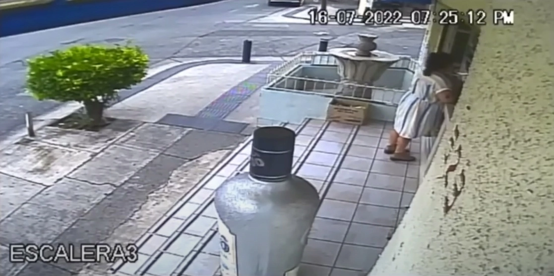 El fiscal de Jalisco, Luis Joaquín Méndez, mostró videos con los que se abre una nueva línea de investigación: la propia Luz Raquel Padilla Gutiérrez compró los productos con los que se le habría prendido fuego en un parque de la colonia Arcos de Zapopan. Foto La Jornada