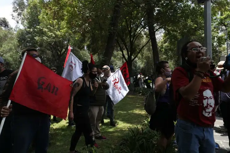 Jóvenes pertenecientes a las organizaciones Izquierda Socialista y Red Estudiantil por la Democracia realizan un mitin en contra de la represión en Jalisco, en la Representación del estado en la Ciudad de México, en la colonia Polanco. Foto Yazmín Ortega Cortés