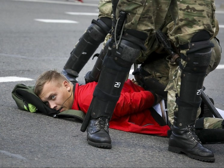 Decenas de miles de inconformes se movilizaron en Minsk, pese al enorme despliegue policial y a la detención aleatoria de más de 200 activistas antes de que comenzara la marcha pacífica para exigir la liberación de presos políticos y la dimisión del presidente Aleksandr Lukashenko. Foto Ap