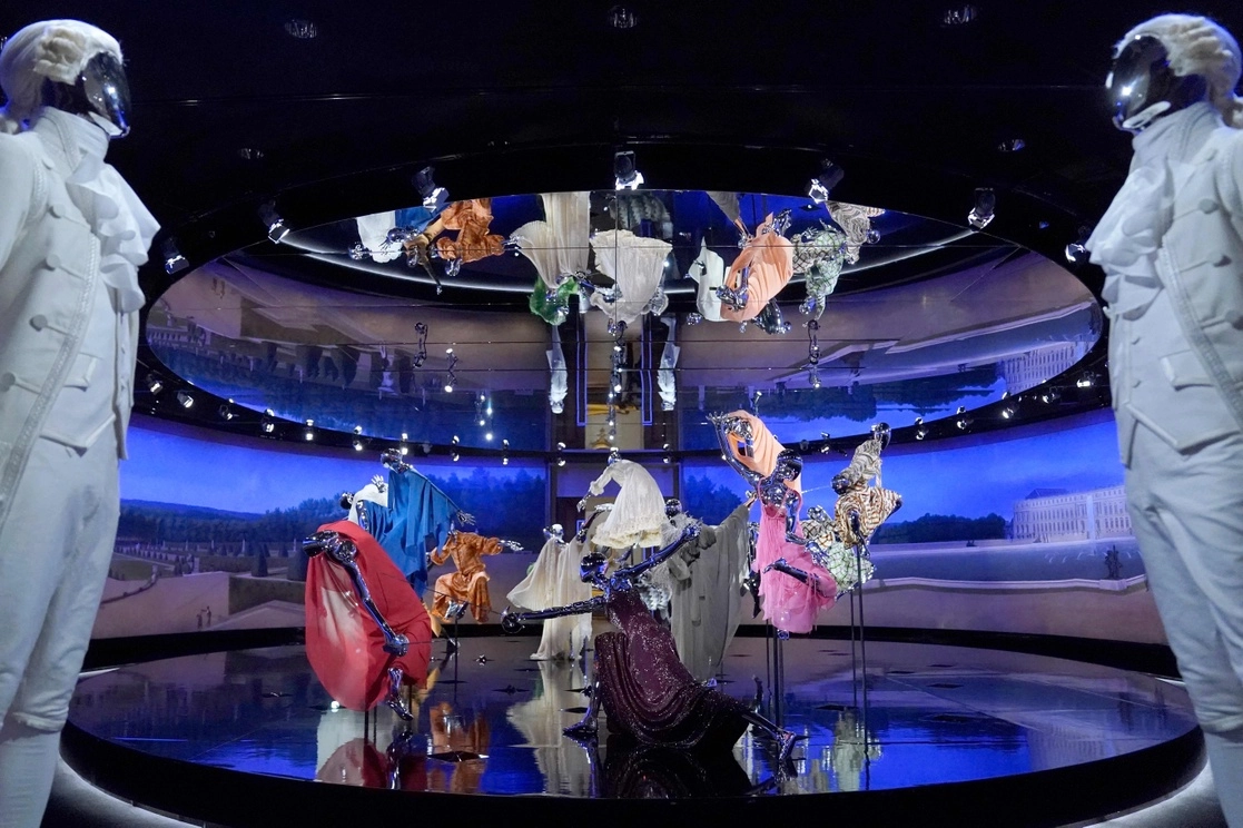 Nueve directores ponen su sello en las salas de época para la exposición ‘In America: An Anthology of Fashion’ del Instituto del Vestuario del Met. En la imagen, una representación de la "Batalla de Versalles" por el diseñador Tom Ford, el 2 de mayo de 2022. Foto Afp