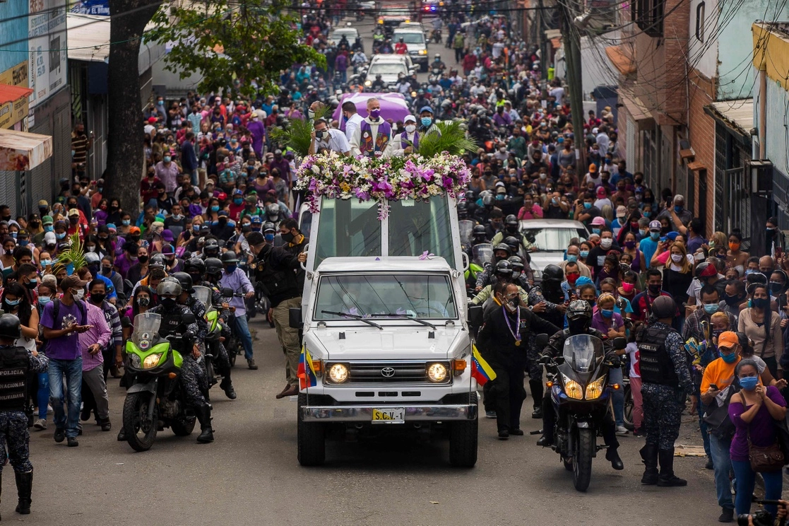 Fieles católicos con cubrebocas durante una procesión por Semana Santa en Caracas, Venezuela, el 31 de marzo de 2021. Foto Afp 