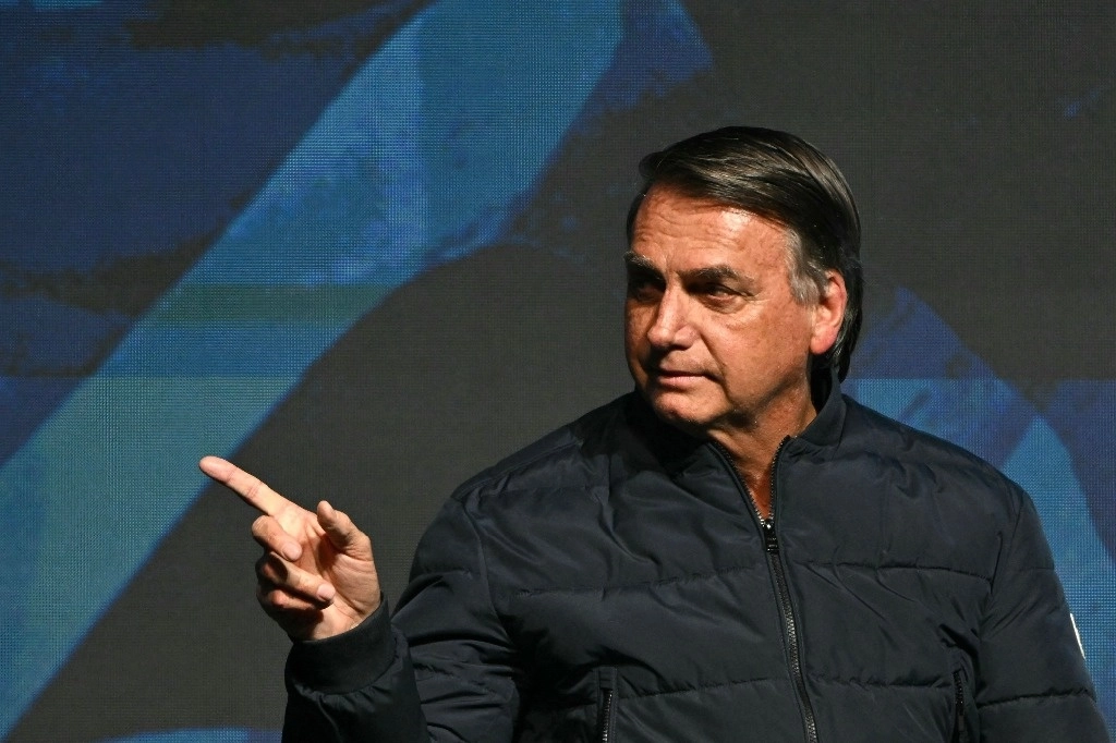 El expresidente brasileño (2019-2023) Jair Bolsonaro hace un gesto durante la conferencia CPAC Brasil en Balneario Camboriu, estado de Santa Catarina, Brasil, el 6 de julio de 2024. Foto Afp 