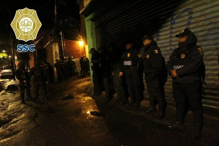 En un domicilio ubicado en la avenida 16 de septiembre, en la colonia Xaltocan, en Xochimilco, se detuvo a ‘El Cabezas’ o ‘El Richi’, quien estaba acompañado de una mujer. Foto cortesía de la SSC