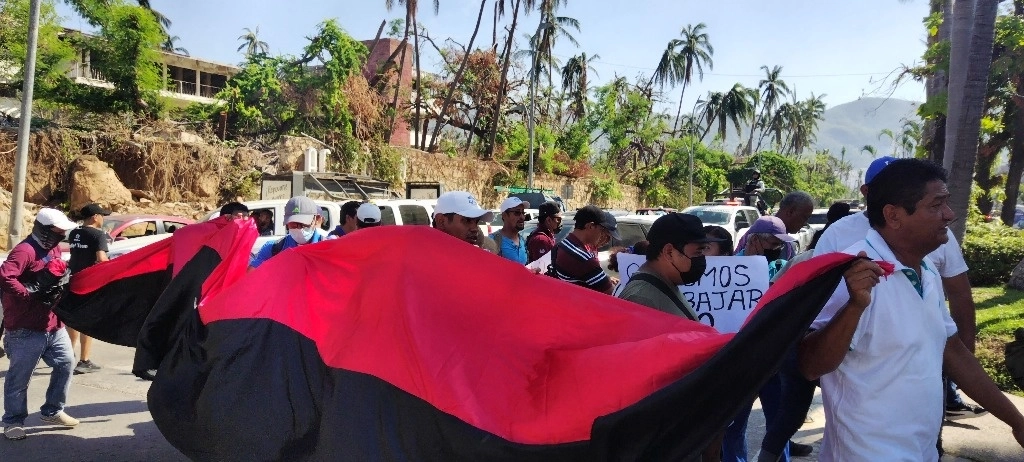 Trabajadores del hotel Elcano bloquearon la avenida Costera Miguel Alemán, en Acapulco, Guerrero, el 29 de noviembre de 2023. Foto Héctor Briseño