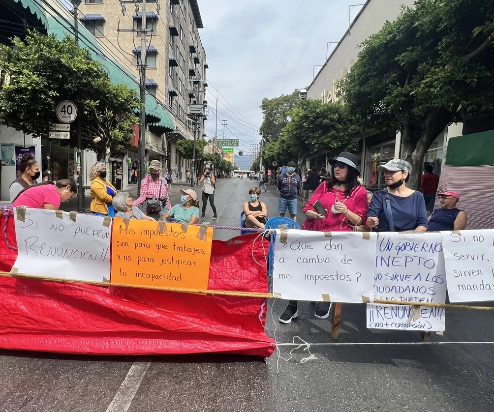 Se registraron bloqueos  en calles de Cuernavaca, Morelos, así como en las entradas y salidas de la capital por las fallas en el suministro de agua. Foto Rubicela Morelos