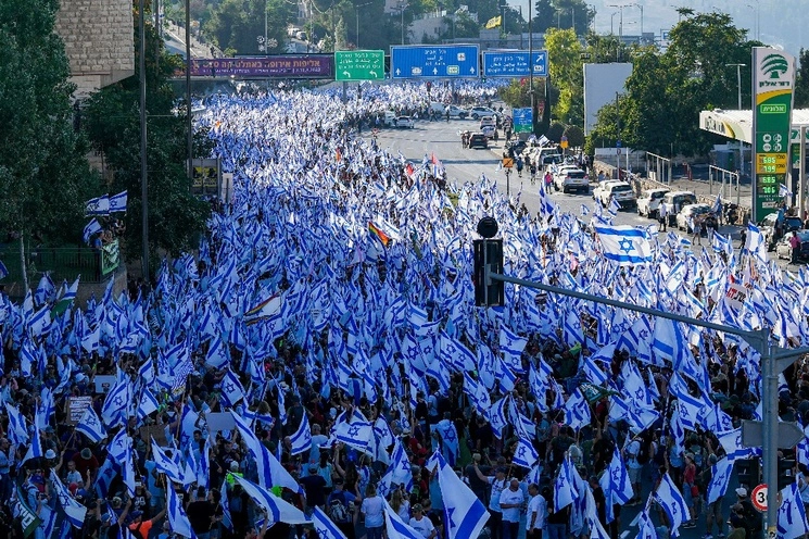 Miles marchan hacia Jerusalén en contra de la reforma judicial impulsada por el primer ministro de Israel, Benjamin Netanyahu. Foto Ap