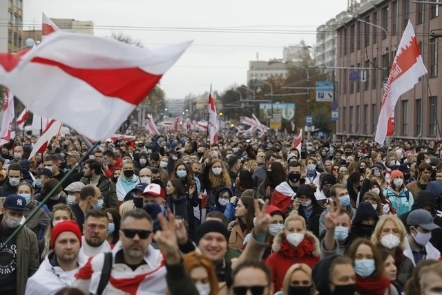 Sólo en Minsk, Bielorrusia, se reunieron 100 mil personas para protestar en contra del presidente Alexander Lukashenko. Foto Ap
