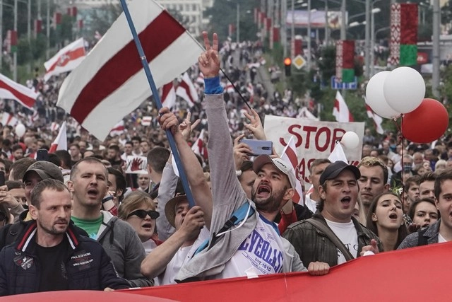 Miles de manifestantes abarrotaron las calles de Minsk, Bielorrusia para exigir la renuncia del presidente Lukashenko. Foto Ap