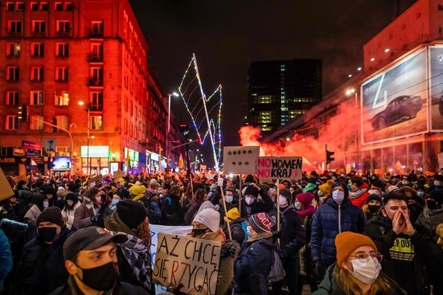 Miles de personas marcharon en Varsovia y en otras ciudades de Polonia contra las reformas que prohíben casi en su totalidad el aborto. Foto Afp