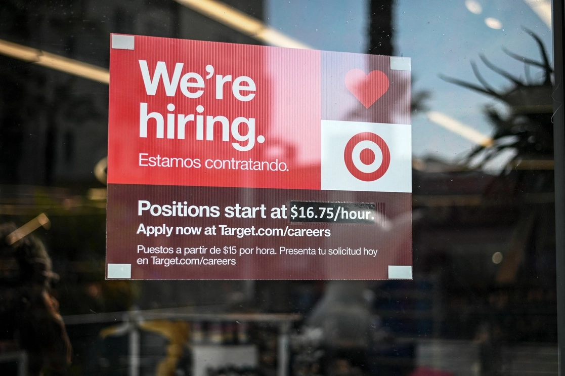 Un letrero anuncia un salario inicial actualizado de 16.75 dólares por hora a los postulantes para un trabajo en una tienda en Hollywood, California, el 9 de noviembre de 2021. Foto Afp