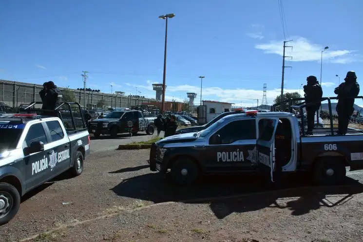 Elementos de la Policía Estatal de Zacatecas vigilan los alrededores del Penal de Cieneguillas, donde este jueves se reportó una nueva riña con saldo de un preso muerto. Foto Alfredo Valadez