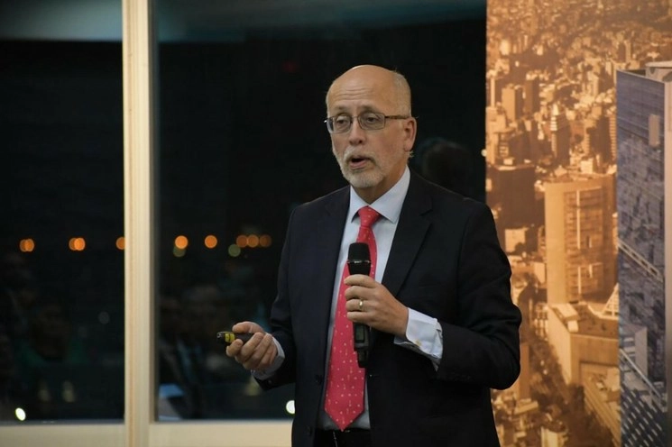 Rodrigo Labardini, embajador de México en Azerbaiyán, durante el inicio del ciclo de conferencias Semana de México en el mundo. Foto La Jornada