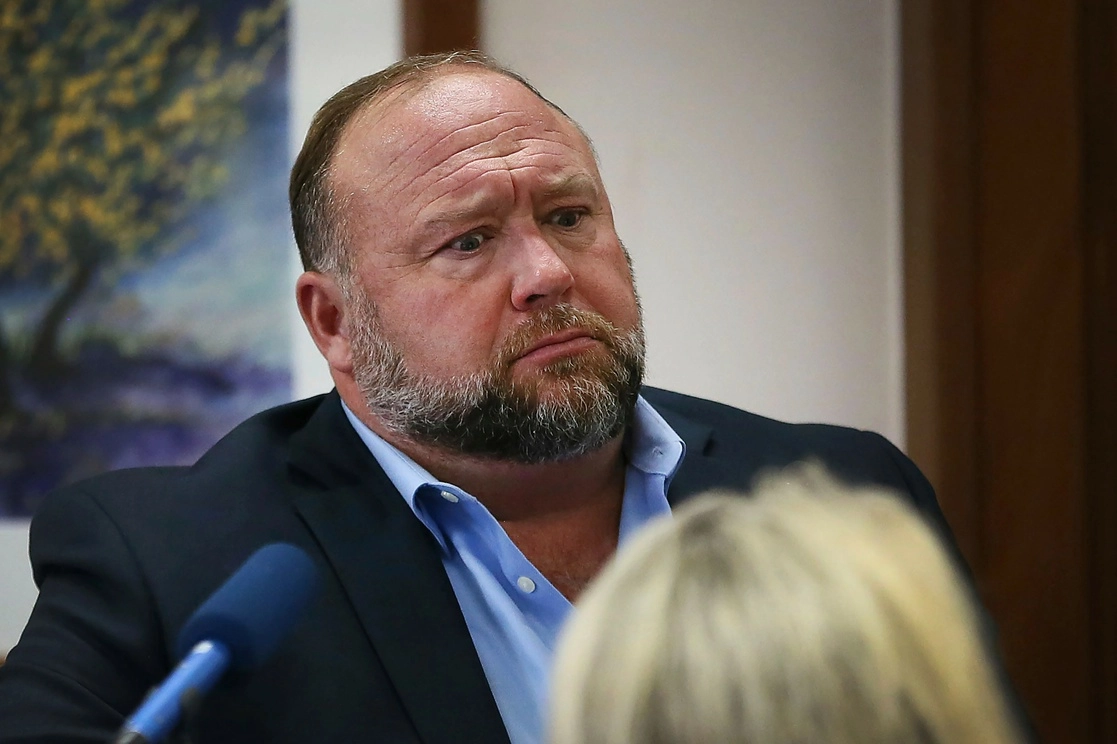 Alex Jones fue sentenciado a pagar 49,3 mdd a los padres de una de las víctimas del tiroteo de la escuela Sandy Hooks, ocurrido en Newtown, Connecticut en 2012. Foto Ap