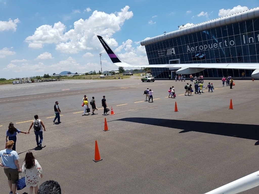 Las recientes exhalaciones del volcán Popocatépetl suspendieron por cinco horas las operaciones en el Aeropuerto Internacional Hermanos Serdán, en Puebla, e 7 de marzo de 2024. Foto EsImagen