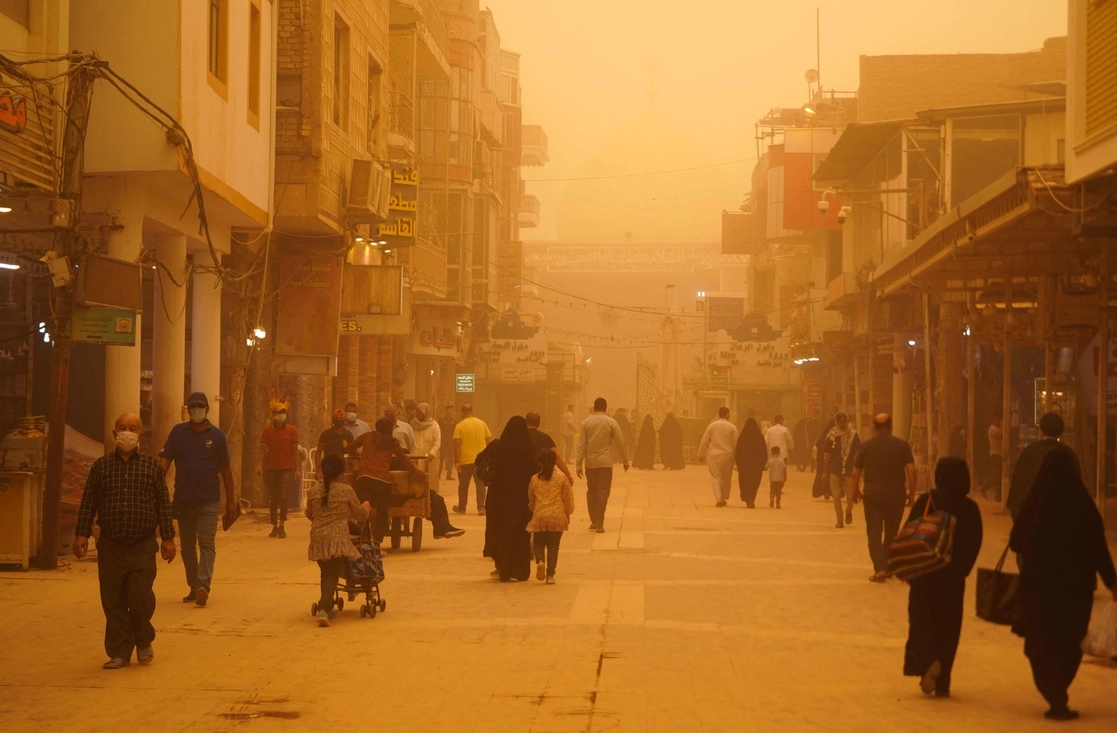 Una nueva tormenta de arena que azota Irak llevó a más de cuatro mil personas a los hospitales por problemas respiratorios, el 16 de mayo de 2022. Foto Afp 