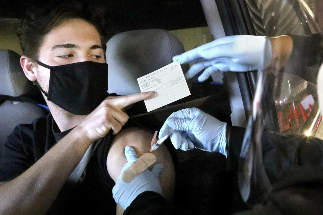 Vacunación de un joven en Florida. Foto Ap
