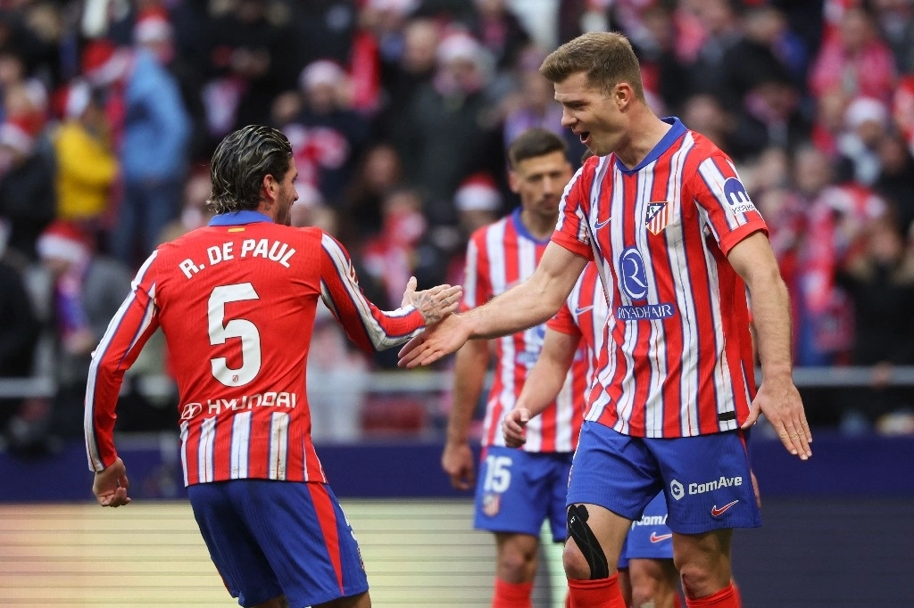 El delantero noruego #09 del Atlético de Madrid, Alexander Sorloth (R), celebra con el mediocampista argentino #05 del Atlético de Madrid, Rodrigo De Paul, después de marcar su primer gol durante el partido de fútbol de la liga española entre el Club Atlético de Madrid y el Getafe CF en el estadio Metropolitano de Madrid el 15 de diciembre de 2024. Foto Afp