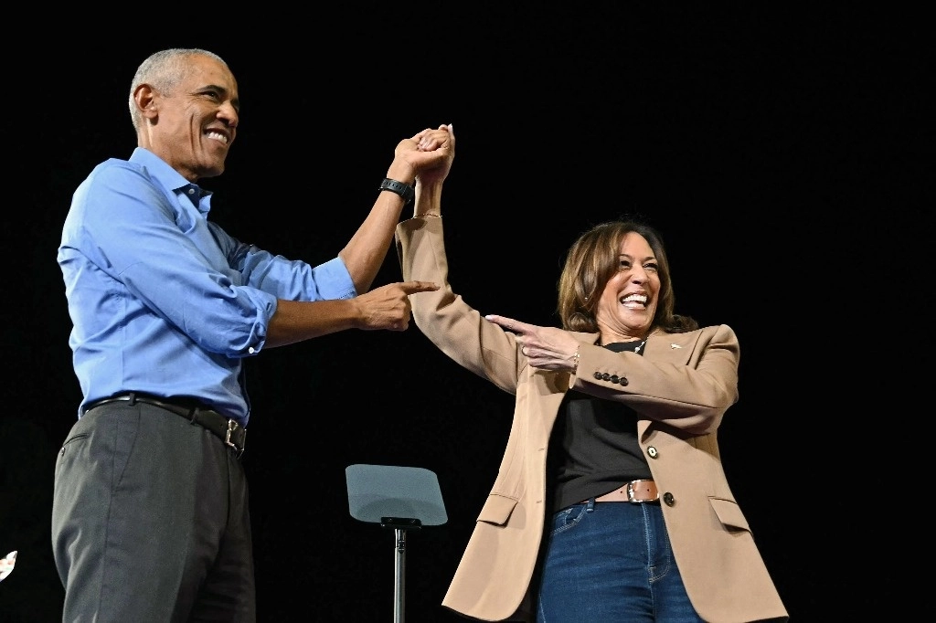 Sobre estas líneas, el ex presidente Barack Obama acompaña a la abanderada demócrata, Kamala Harris, en Georgia. Foto Afp