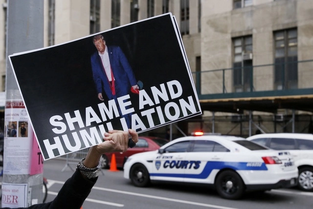 Opositores al ex presidente estadunidense Donald Trump durante una protesta frente a la oficina del fiscal de distrito de Manhattan en Nueva York. Foto Afp