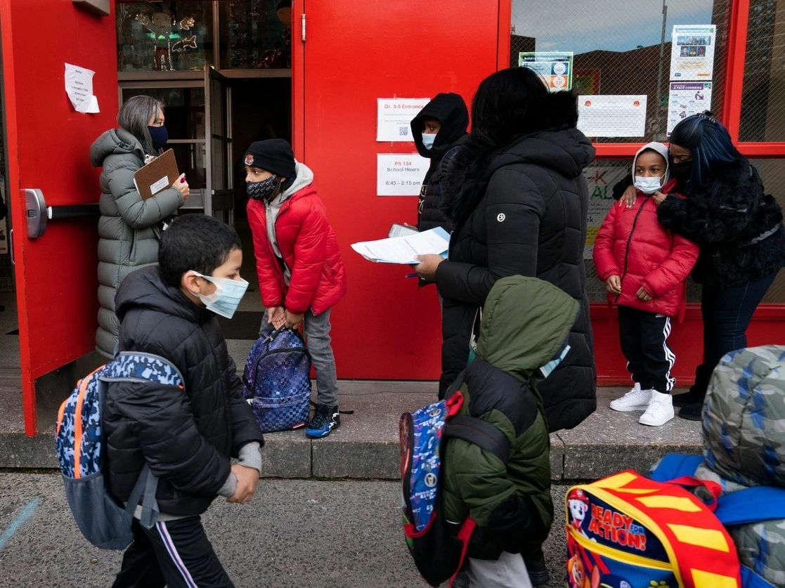 Nueva York reabrió el lunes sus escuelas primarias públicas, después de haberlas cerrado el 19 de noviembre pasado por la pandemia. Foto Ap 