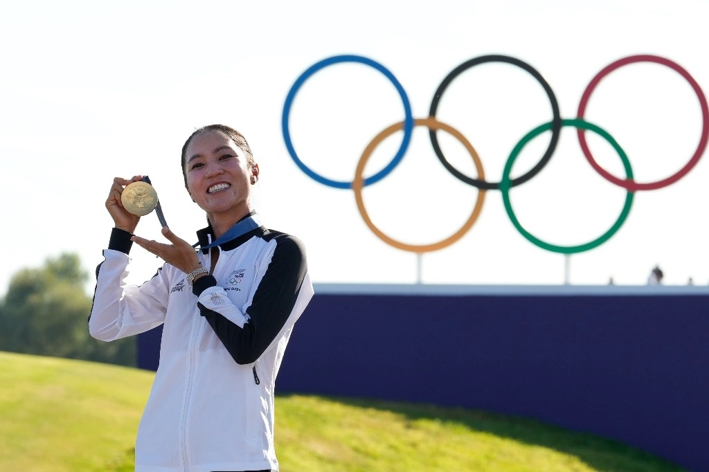 Lydia Ko, de Nueva Zelanda, posa para las cámaras con su medalla de oro después de la ronda final del evento de golf femenino en los Juegos Olímpicos de Verano de 2024, el sábado 10 de agosto de 2024. Foto Ap
