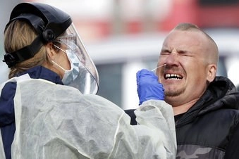 Toma de muestra para la realización de una prueba de detección de Covid-19 en en Christchurch, Nueva Zelanda. Foto Ap