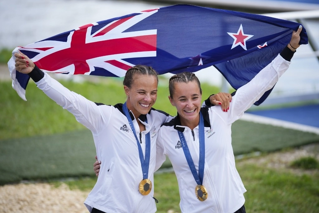 Las neozelandesas, Lisa Carrington (izquierda) y Alicia Hoskin, se colgaron el oro con una dominante exhibición en el estadio náutico de Vaires-sur-Marne. Foto Ap