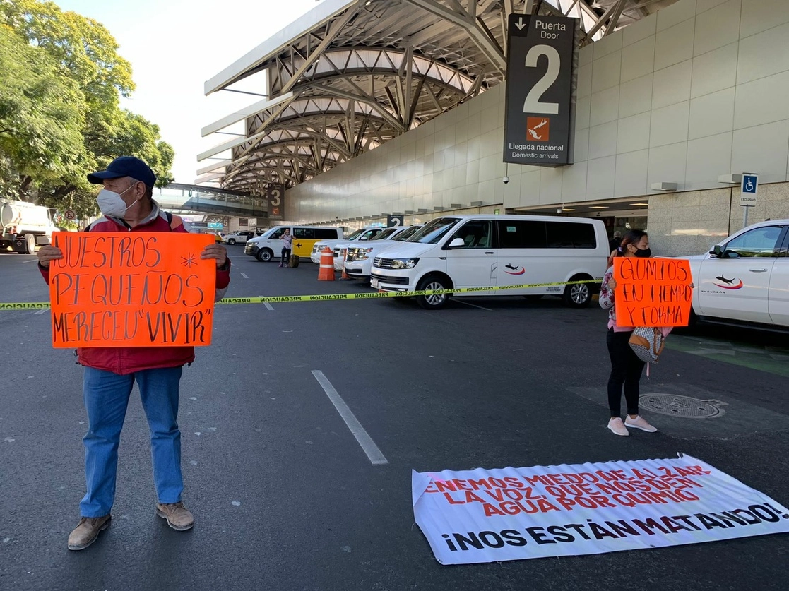 Padres de niños con cáncer bloquean el acceso a la Terminal 1 del Aeropuerto Internacional de la Ciudad de México, en protesta por la falta de medicamentos para sus hijos, el 16 de noviembre de 2021. Foto Alfredo Domínguez