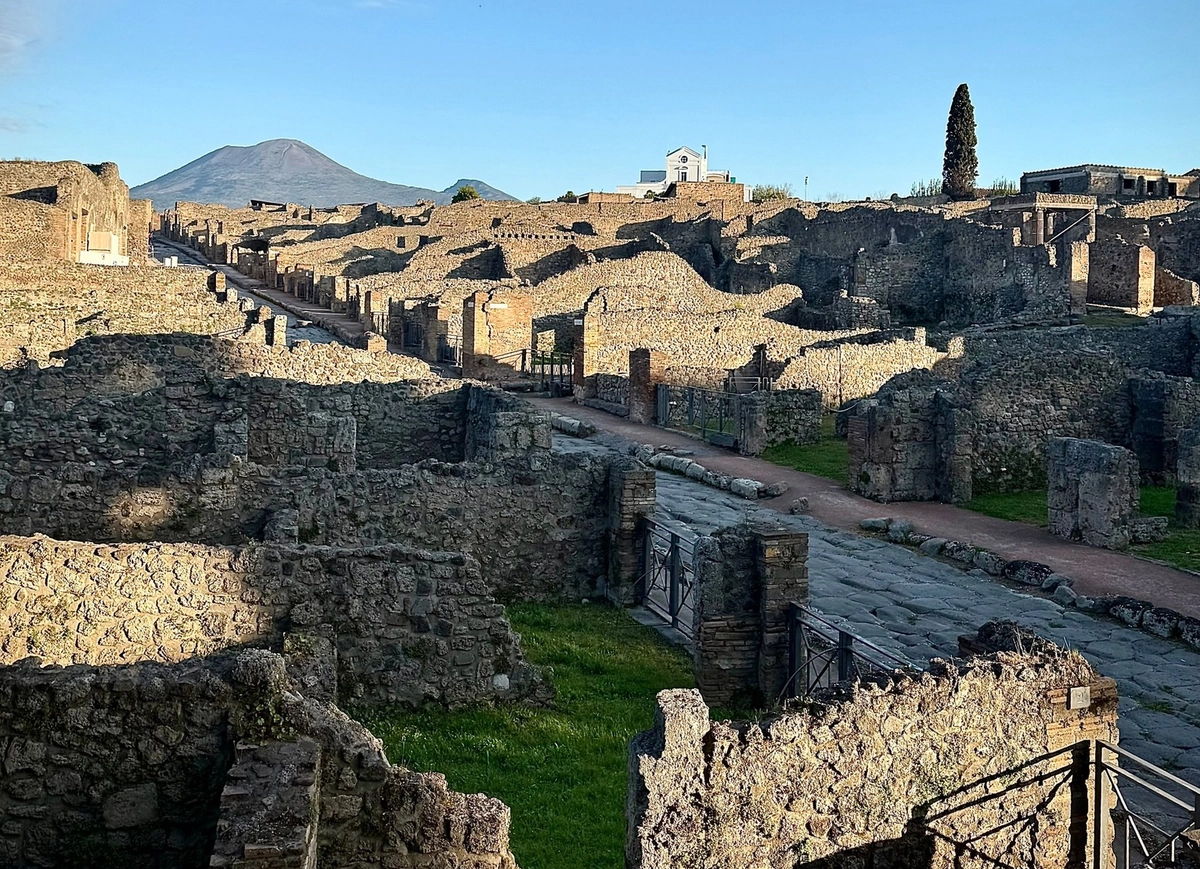 Posterior al año 79 emergió una nueva Pompeya, que no era tanto una ciudad, sino un asentamiento precario y sombrío, una especie de campamento, una favela entre las ruinas aún visibles de la Pompeya antigua, resume Gabriel Zuchtriegel, director del sitio arqueológico.
