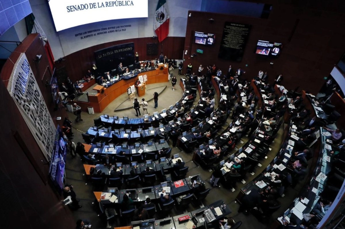 En una sesión que duró más de 24 horas continuas, la Cámara de Diputados aprobó ayer y envió de inmediato al Senado las leyes General de Aguas y de Aguas Nacionales, en las que se define al líquido como “un bien social y cultural.