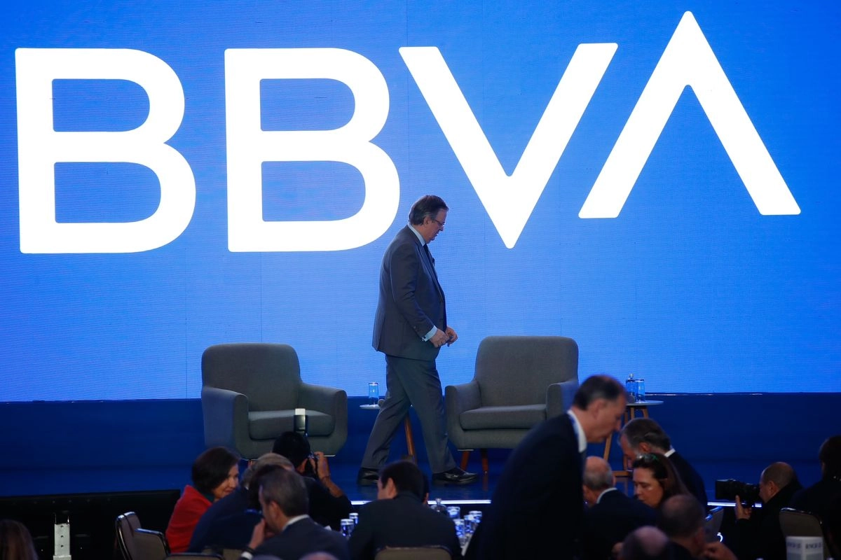 El secretario de Economía Marcelo Ebrard, participa en la Reunión Nacional de Consejeros Regionales 2025 de BBVA, en el Hotel Presidente Intercontinental, en la Ciudad de Mexico, 27 de mayo de 2025. Foto 