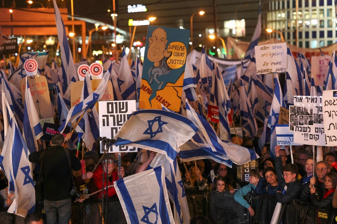 Miles salen a las calles de Tel Aviv para manifestarse contra el plan de reforma judicial planteado por el gobierno de ultra derecha encabezado por Benjamin Netanyahu. Foto Afp 