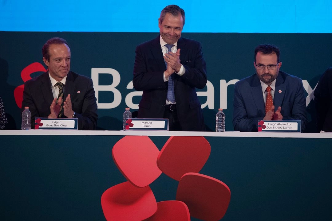 Edgar González Olea, el Director General del Grupo Financiero Banamex, Manuel Roma y Diego Alejandro Domínguez Larrea, encabezan ceremonia de entrega del Premio Banamex de Economía 2023, este 1 de abril de 2025. Foto