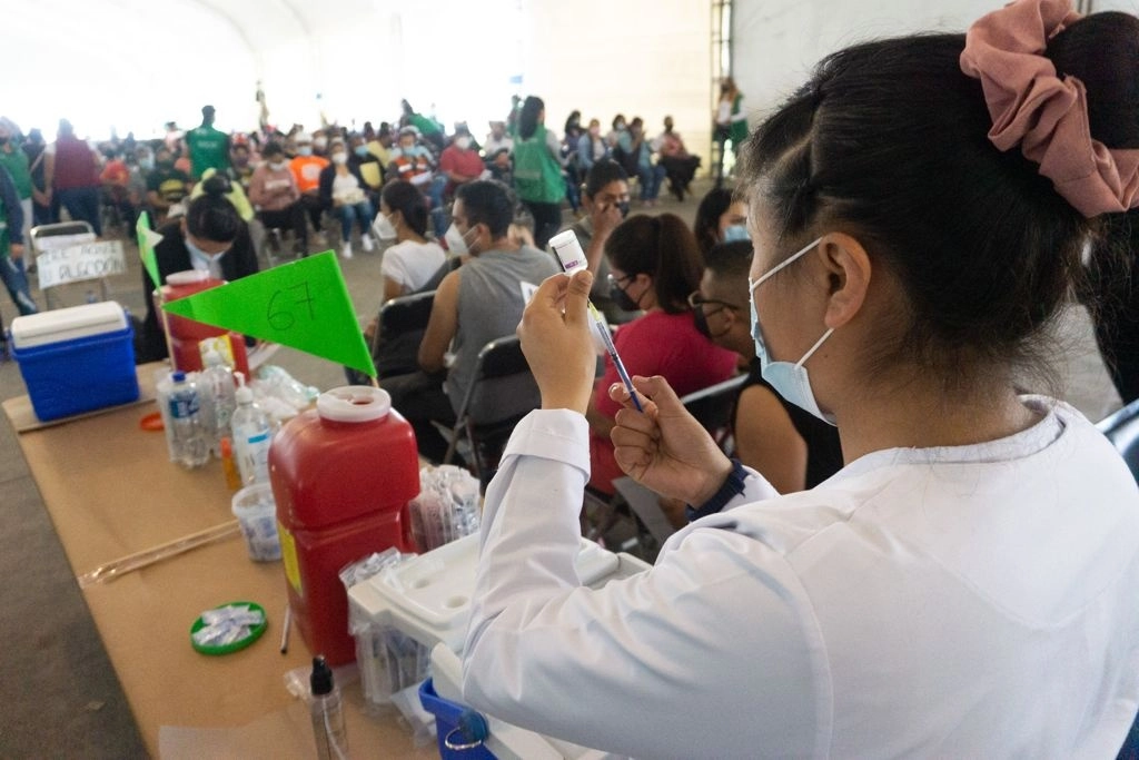 Adultos de 30 a 39 años acuden al centroTelecom en la alcaldía Iztapalapa, para recibir la vacuna contra el coronavirus, el 13 de julio de 2021. Foto Pablo Ramos