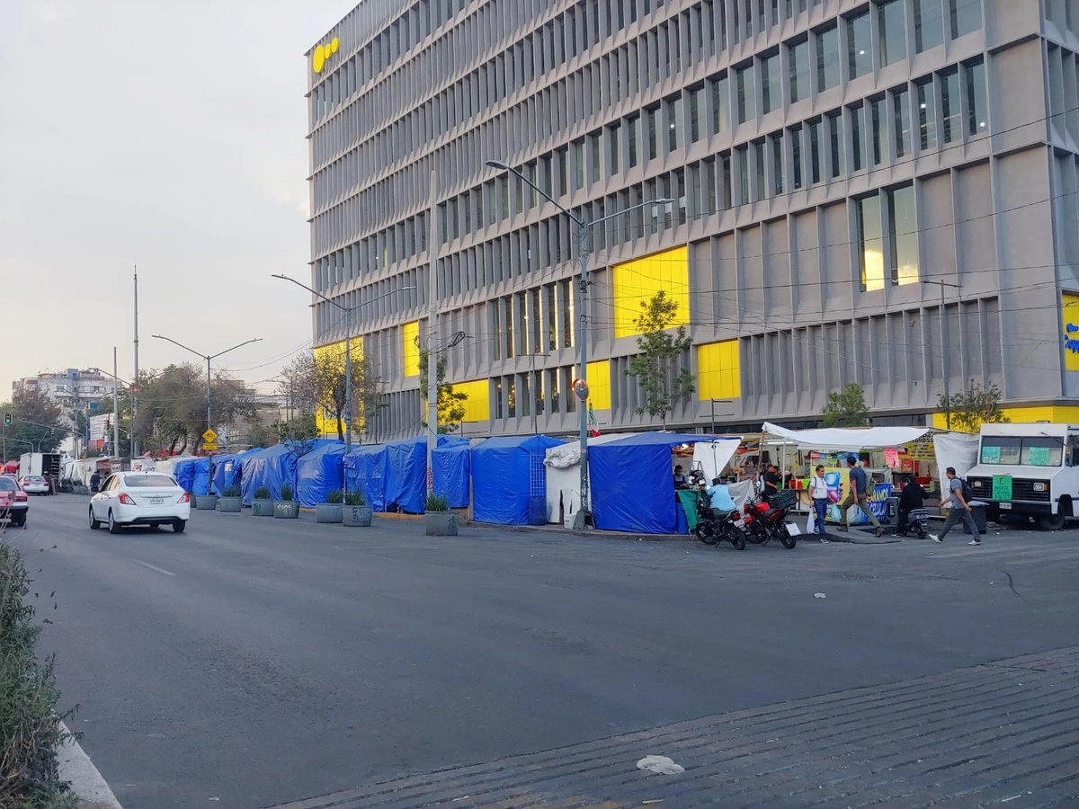 Cientos de ambulantes se han apropiado de las aceras en colonias céntricas y avenidas importantes de esa demarcación, por lo que vecinos piden a las autoridades que se ponga un alto al comercio informal porque genera problemas de corrupción y omisión.