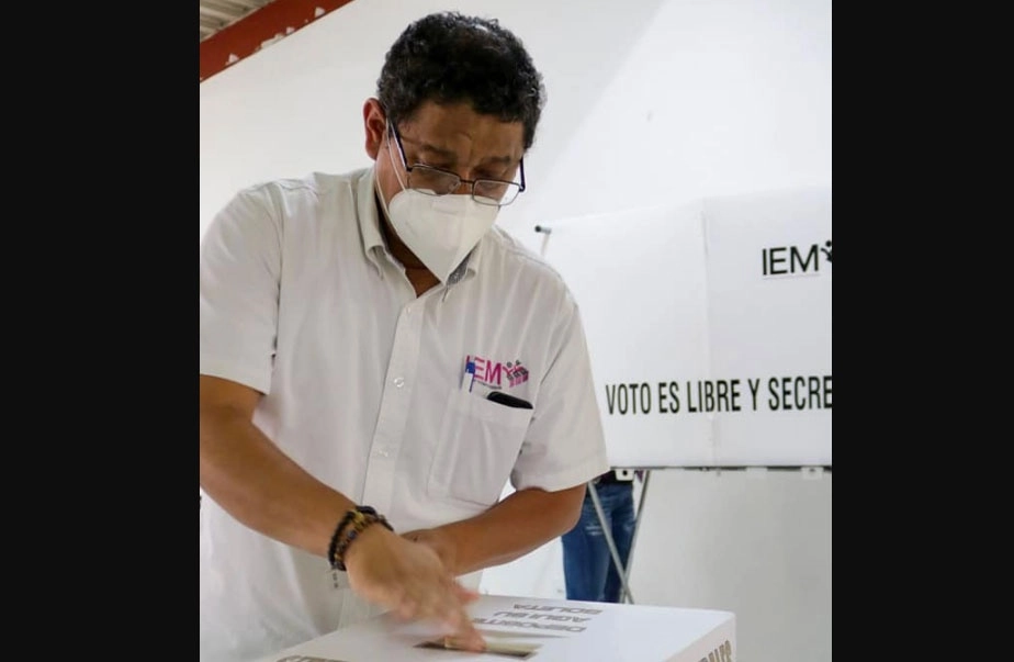 Ignacio Hurtado Gómez, presidente del Instituto Electoral de Michoacán durante la emisión de su voto el pasado seis de junio. Foto tomada de la cuenta de Twitter @IEMich