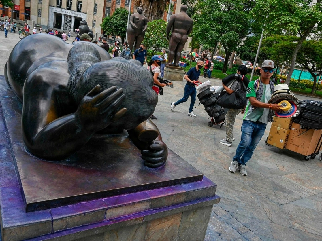 Una de las nueve esculturas del artista Fernando Botero que fueron vandalizadas con pintura y cuya restauración asciende a cerca de los tres mil dólares. Foto Afp